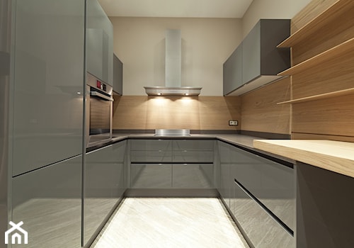 RAUVISIO brilliant - Średnia z salonem beżowa z zabudowaną lodówką kuchnia w kształcie litery u z marmurową podłogą, styl nowoczesny - zdjęcie od REHAU