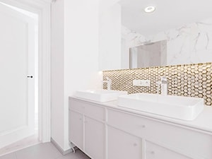 J2 - Średnia bez okna z lustrem z dwoma umywalkami z punktowym oświetleniem łazienka, styl tradycyjny - zdjęcie od STUDIO CIESIELSKA