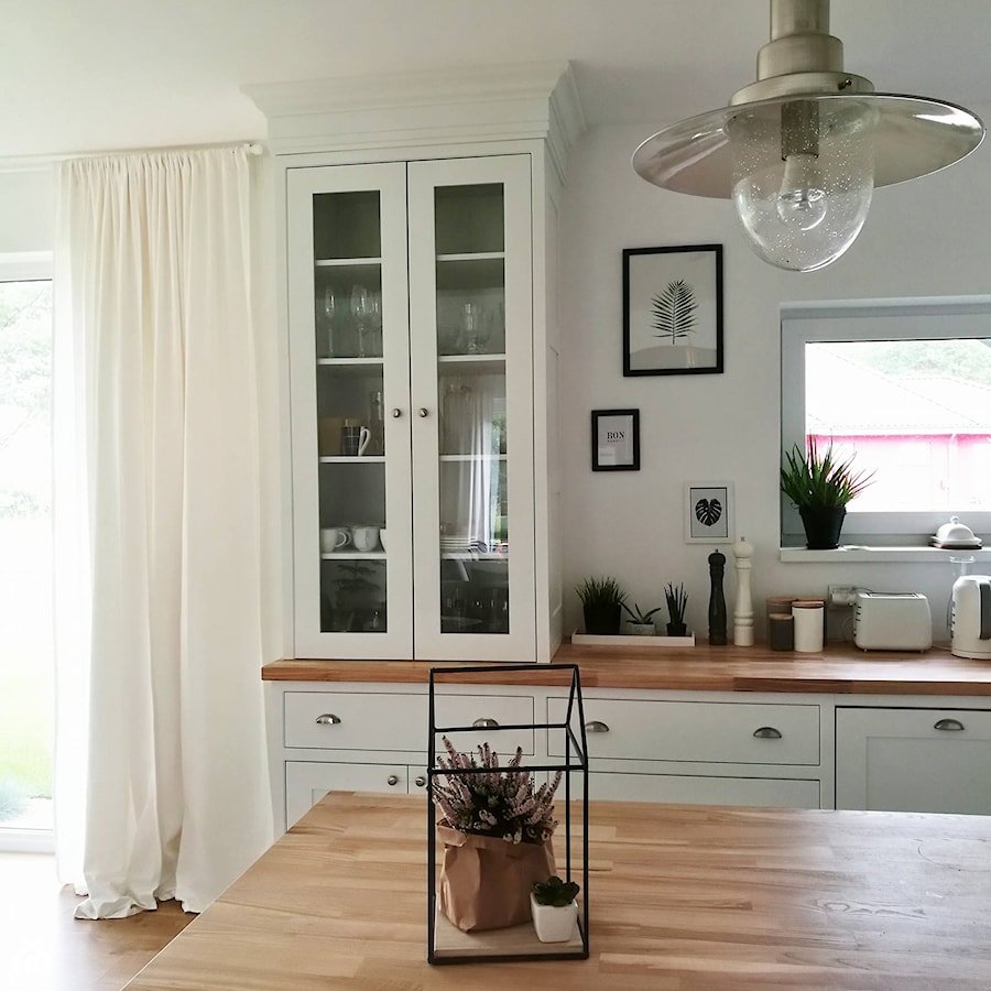 Kuchnia - Otwarta biała kuchnia jednorzędowa z oknem, styl skandynawski - zdjęcie od nasze_miejsce