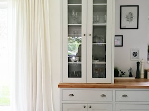 Kuchnia - Otwarta z salonem biała kuchnia jednorzędowa z oknem, styl tradycyjny - zdjęcie od nasze_miejsce