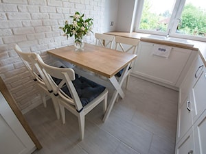 Biała kuchnia w wiejskim stylu - Średnia otwarta zamknięta kuchnia w kształcie litery l z oknem, styl rustykalny - zdjęcie od Esona Architektura