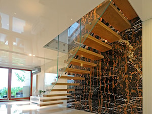 Schody jesionowe wraz ze szklaną balustradą konstrukcyjną - zdjęcie od First-Floor.eu