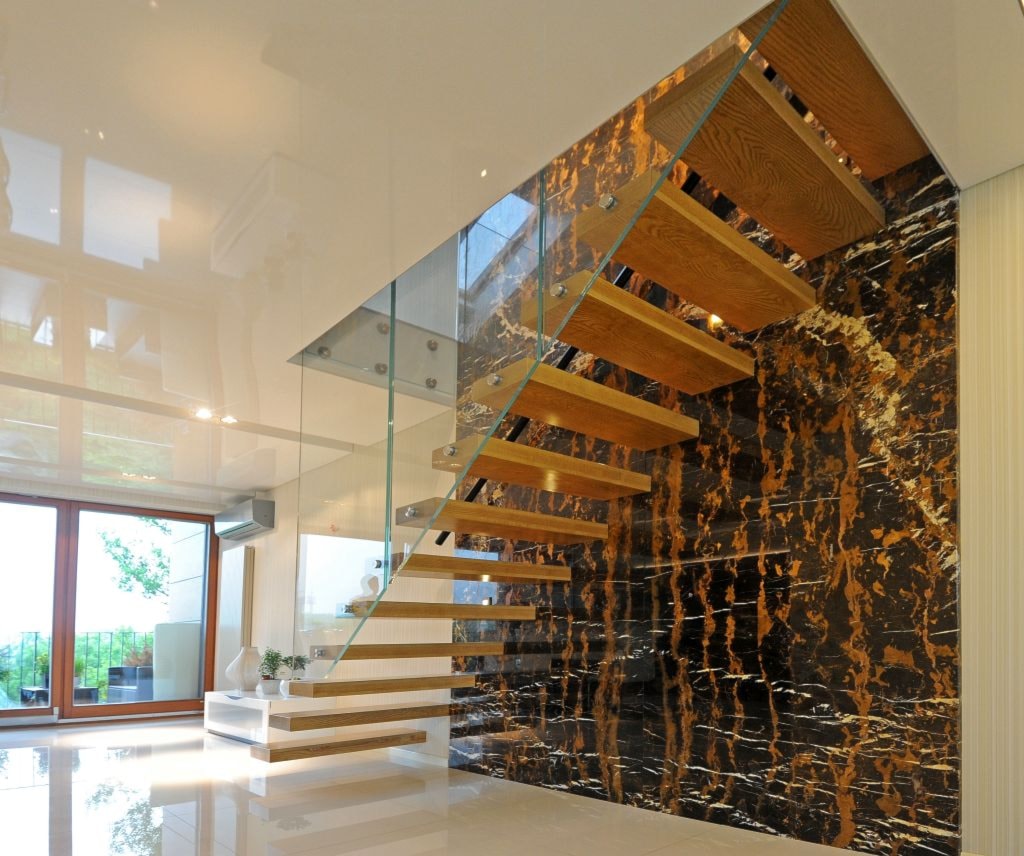 Schody jesionowe wraz ze szklaną balustradą konstrukcyjną - zdjęcie od First-Floor.eu - Homebook