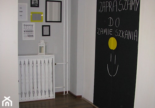 Niskobudżetowa metamorfoza mieszkania - Średni biały czarny szary hol / przedpokój, styl tradycyjny - zdjęcie od Sonia25