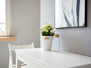 nowoczesna kawalerka scandi - Mała szara jadalnia w salonie w kuchni jako osobne pomieszczenie - zdjęcie od Martyna Midel projekty wnętrz