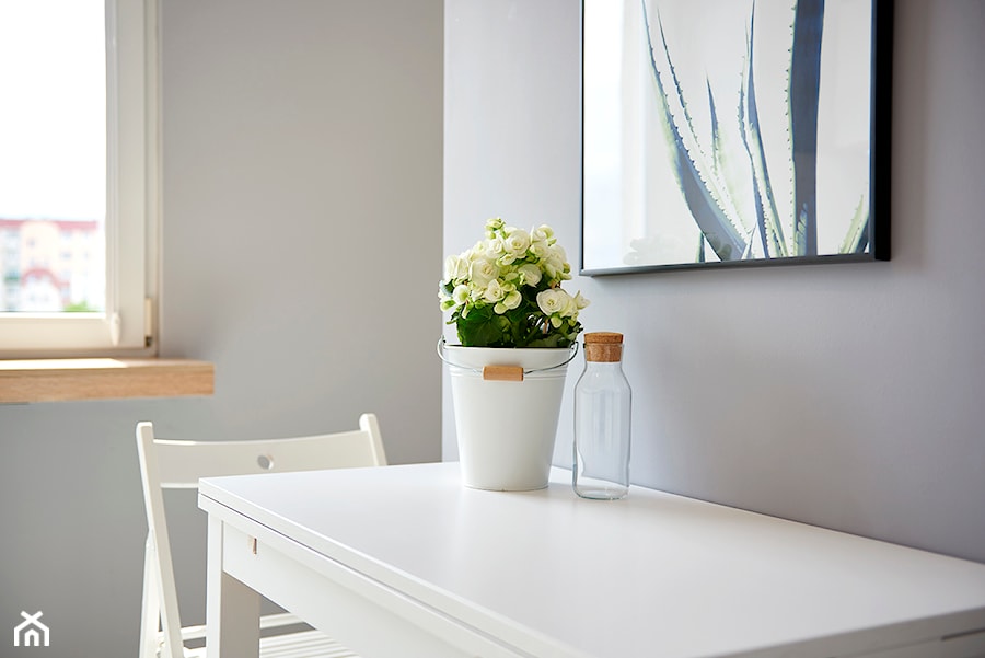 nowoczesna kawalerka scandi - Mała szara jadalnia w salonie w kuchni jako osobne pomieszczenie - zdjęcie od Martyna Midel projekty wnętrz