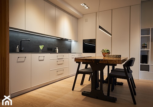 apartament 45m2 - Średnia zamknięta z kamiennym blatem czarna z zabudowaną lodówką z nablatowym zlewozmywakiem kuchnia w kształcie litery l, styl nowoczesny - zdjęcie od Martyna Midel projekty wnętrz