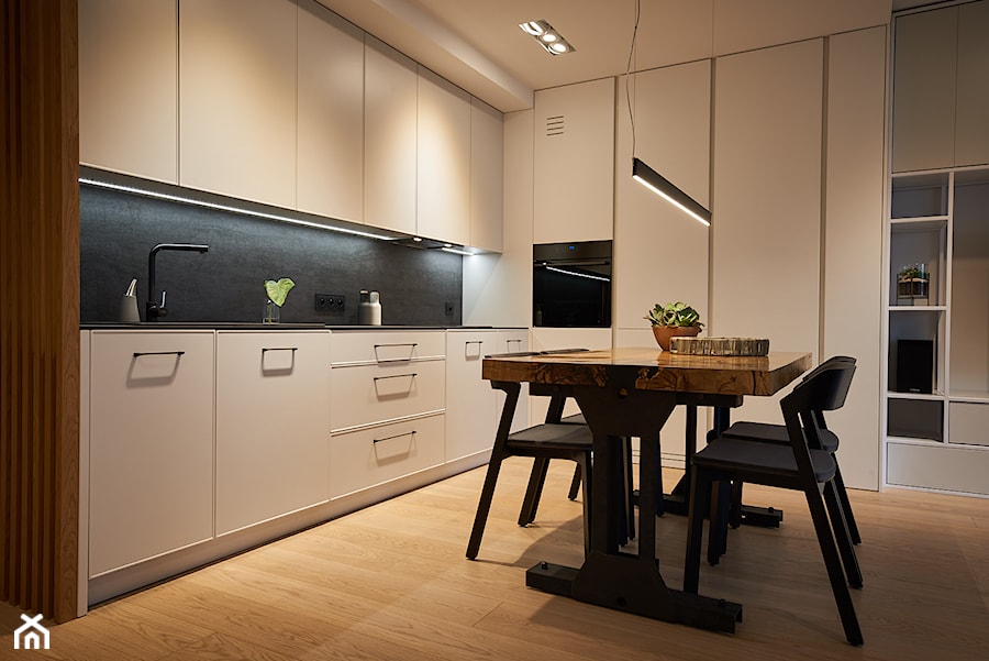 apartament 45m2 - Średnia zamknięta z kamiennym blatem czarna z zabudowaną lodówką z nablatowym zlewozmywakiem kuchnia w kształcie litery l, styl nowoczesny - zdjęcie od Martyna Midel projekty wnętrz