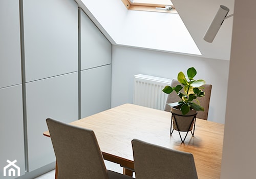 przytulne mieszkanie M3 - Mała biała jadalnia w salonie w kuchni jako osobne pomieszczenie, styl nowoczesny - zdjęcie od Martyna Midel projekty wnętrz