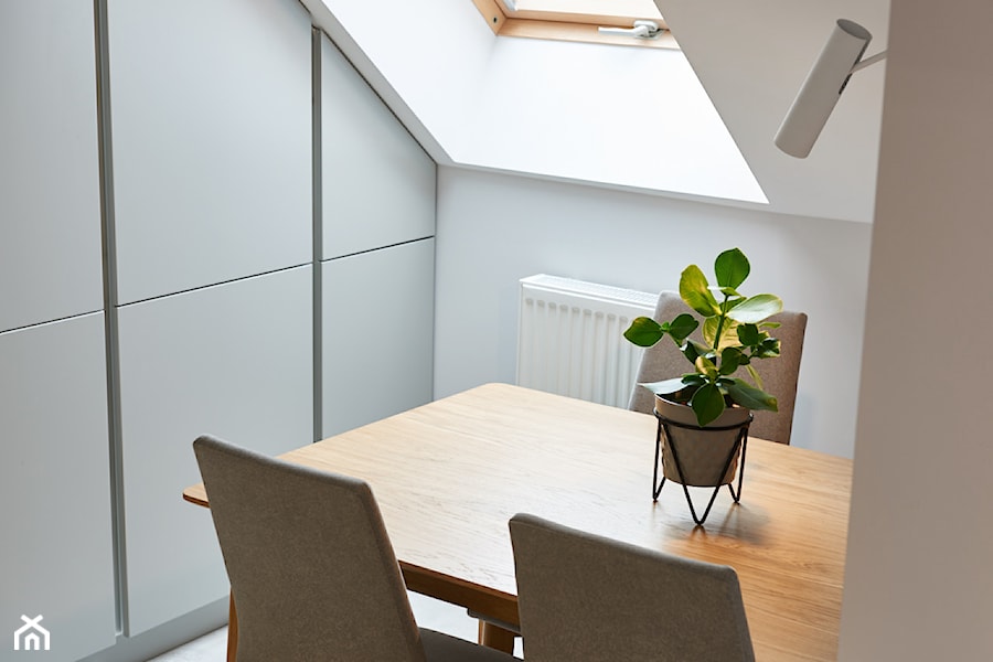 przytulne mieszkanie M3 - Mała biała jadalnia w salonie w kuchni jako osobne pomieszczenie, styl nowoczesny - zdjęcie od Martyna Midel projekty wnętrz