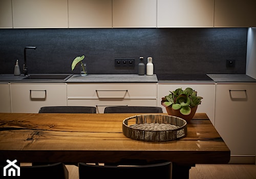 apartament 45m2 - Średnia zamknięta z kamiennym blatem czarna szara z zabudowaną lodówką z nablatowym zlewozmywakiem kuchnia jednorzędowa, styl nowoczesny - zdjęcie od Martyna Midel projekty wnętrz