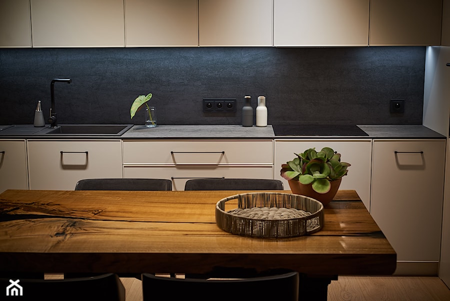 apartament 45m2 - Średnia zamknięta z kamiennym blatem czarna szara z zabudowaną lodówką z nablatowym zlewozmywakiem kuchnia jednorzędowa, styl nowoczesny - zdjęcie od Martyna Midel projekty wnętrz