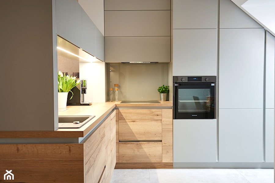 przytulne mieszkanie M3 - Mała z salonem beżowa z zabudowaną lodówką z podblatowym zlewozmywakiem kuchnia w kształcie litery l z oknem, styl nowoczesny - zdjęcie od Martyna Midel projekty wnętrz