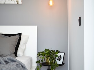 projekt kawalerki pod wynajem - Mała szara sypialnia - zdjęcie od Martyna Midel projekty wnętrz