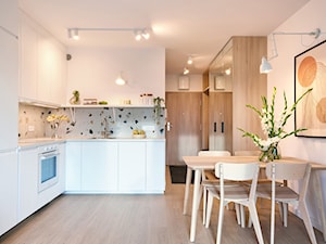 kawalerka 27m2 - Mała otwarta z salonem biała z zabudowaną lodówką kuchnia w kształcie litery l z kompozytem na ścianie nad blatem kuchennym, styl nowoczesny - zdjęcie od Martyna Midel projekty wnętrz