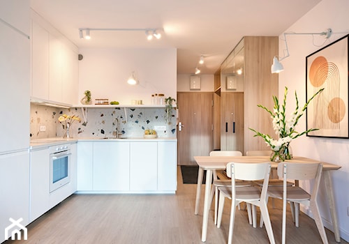 kawalerka 27m2 - Mała otwarta z salonem biała z zabudowaną lodówką kuchnia w kształcie litery l z kompozytem na ścianie nad blatem kuchennym, styl nowoczesny - zdjęcie od Martyna Midel projekty wnętrz