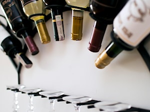 Wieszak półkolisty na wino - zdjęcie od Erico Lusso