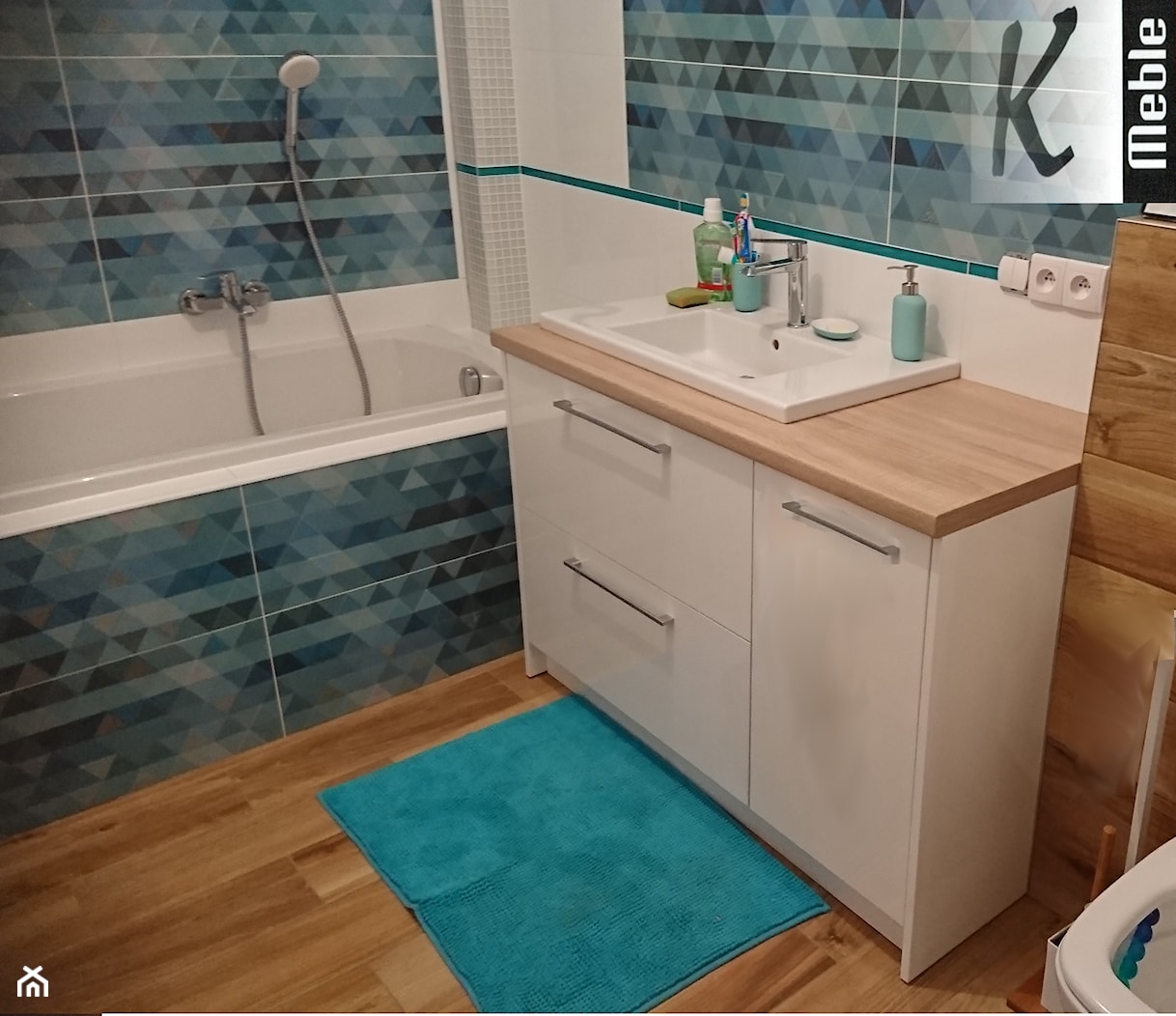 Łazienki - Mała bez okna z lustrem łazienka, styl nowoczesny - zdjęcie od Kmeble - Homebook