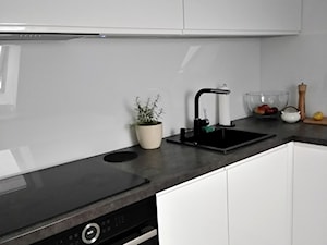 Kuchnia - Mała zamknięta z kamiennym blatem biała z zabudowaną lodówką z nablatowym zlewozmywakiem kuchnia w kształcie litery l, styl nowoczesny - zdjęcie od Kmeble