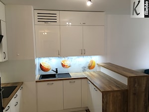 Kuchnia z wyspą - Mała otwarta z salonem biała z zabudowaną lodówką z nablatowym zlewozmywakiem kuchnia w kształcie litery u, styl nowoczesny - zdjęcie od Kmeble