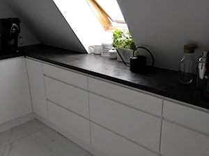 Kuchnia - Średnia zamknięta z kamiennym blatem biała z zabudowaną lodówką z lodówką wolnostojącą kuchnia w kształcie litery l z oknem z marmurową podłogą, styl nowoczesny - zdjęcie od Kmeble