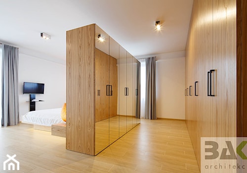 dom na Jurze - Mała średnia otwarta garderoba przy sypialni z oknem, styl nowoczesny - zdjęcie od BAK Architekci