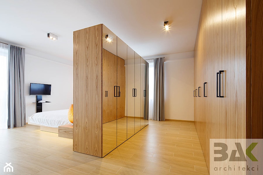 dom na Jurze - Mała średnia otwarta garderoba przy sypialni z oknem, styl nowoczesny - zdjęcie od BAK Architekci