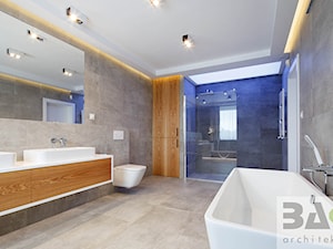 dom na Jurze - Duża na poddaszu z lustrem z dwoma umywalkami łazienka z oknem, styl nowoczesny - zdjęcie od BAK Architekci