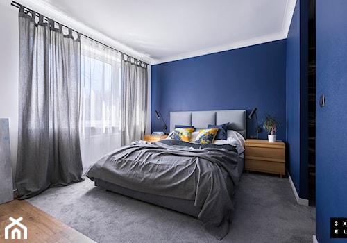 NOWOCZESNOŚĆ Z SUROWYM CHARAKTEREM - Mała biała niebieska sypialnia z garderobą, styl nowoczesny - zdjęcie od 3XEL Architekci