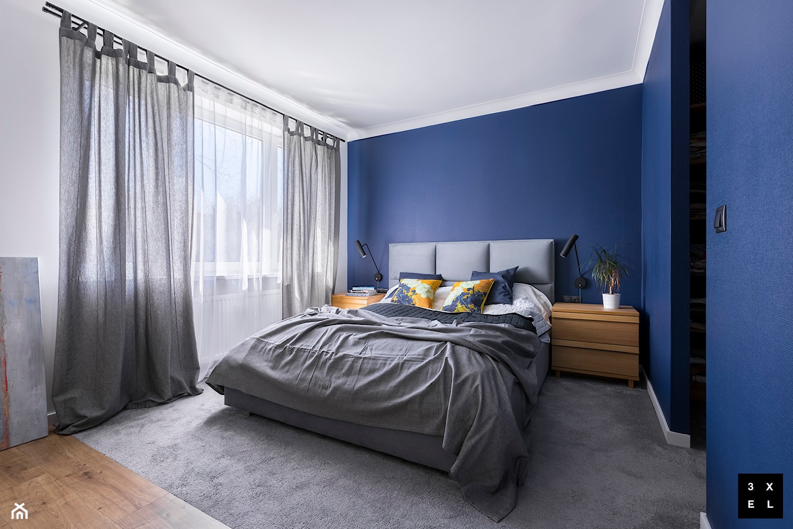 NOWOCZESNOŚĆ Z SUROWYM CHARAKTEREM - Mała biała niebieska sypialnia z garderobą, styl nowoczesny - zdjęcie od 3XEL Architekci - Homebook