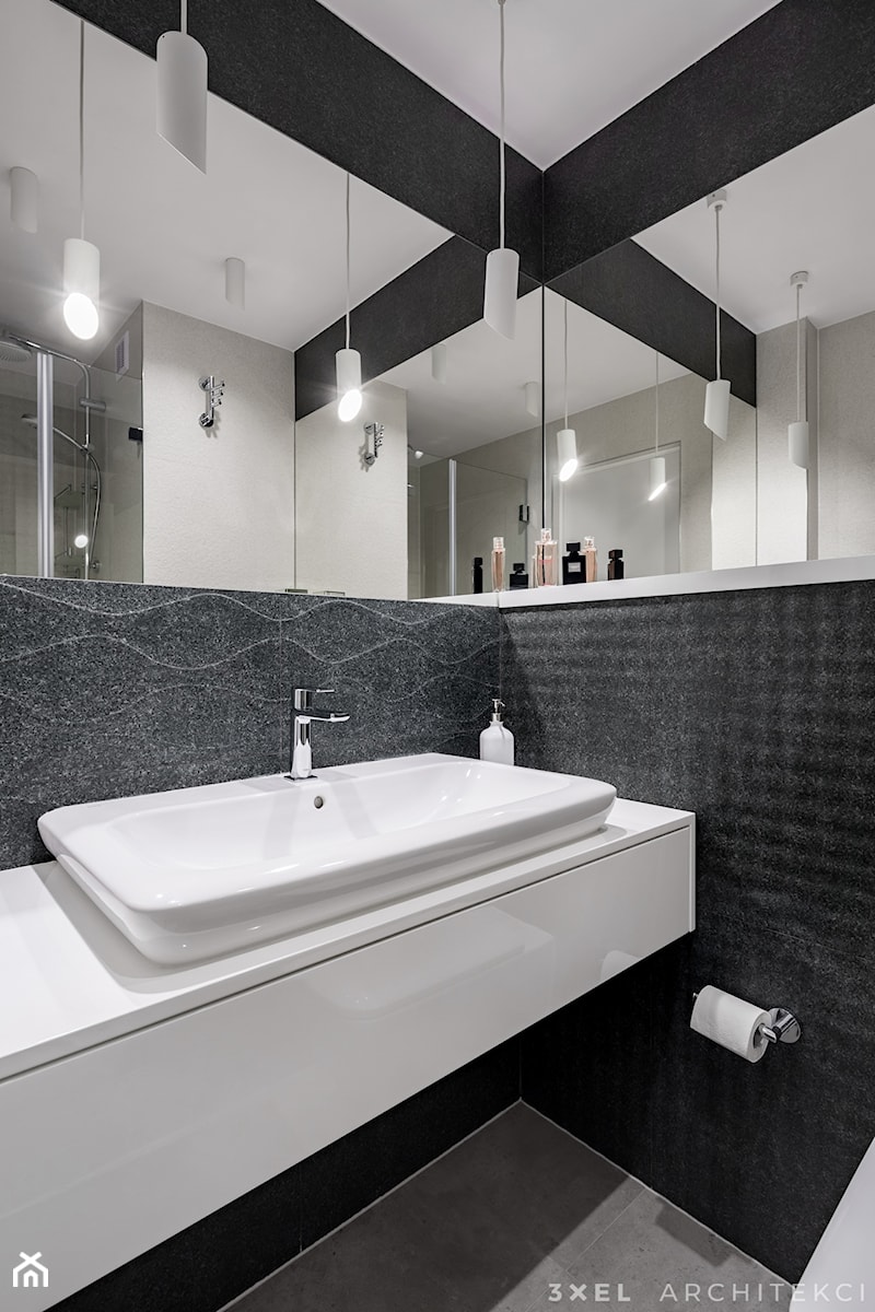 NOWOCZESNY GLAMOUR - Mała na poddaszu bez okna z lustrem łazienka, styl nowoczesny - zdjęcie od 3XEL Architekci