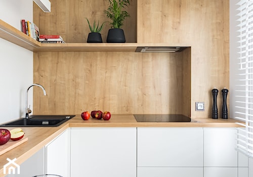 NOWOCZESNY GLAMOUR - Mała zamknięta biała z zabudowaną lodówką z nablatowym zlewozmywakiem kuchnia w kształcie litery l z oknem, styl minimalistyczny - zdjęcie od 3XEL Architekci
