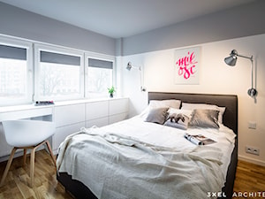 TRIANGLE FLAT - Mała biała szara z biurkiem sypialnia, styl nowoczesny - zdjęcie od 3XEL Architekci