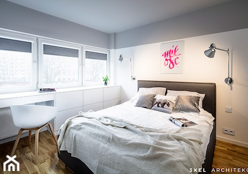 TRIANGLE FLAT - Mała biała szara z biurkiem sypialnia, styl nowoczesny - zdjęcie od 3XEL Architekci