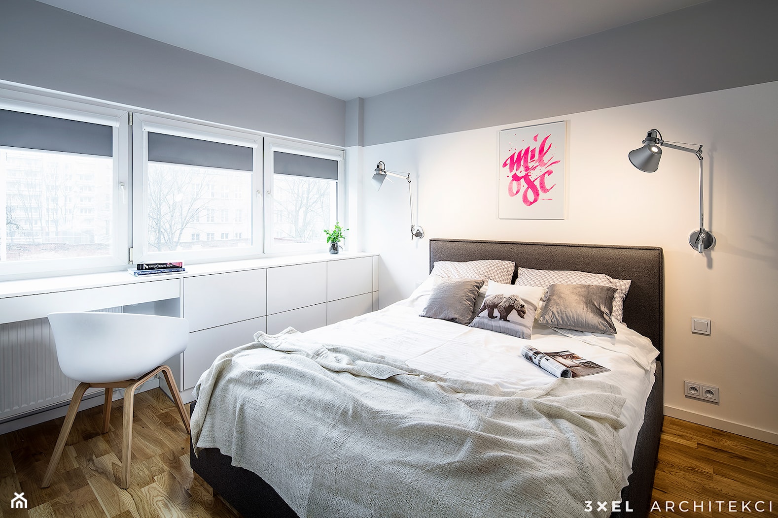 TRIANGLE FLAT - Mała biała szara z biurkiem sypialnia, styl nowoczesny - zdjęcie od 3XEL Architekci - Homebook