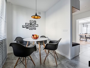 NOWOCZESNOŚĆ Z SUROWYM CHARAKTEREM - Średnia biała jadalnia jako osobne pomieszczenie, styl nowoczesny - zdjęcie od 3XEL Architekci