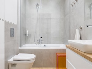 MIESZKANIE - Mała na poddaszu bez okna z lustrem łazienka, styl nowoczesny - zdjęcie od 3XEL Architekci