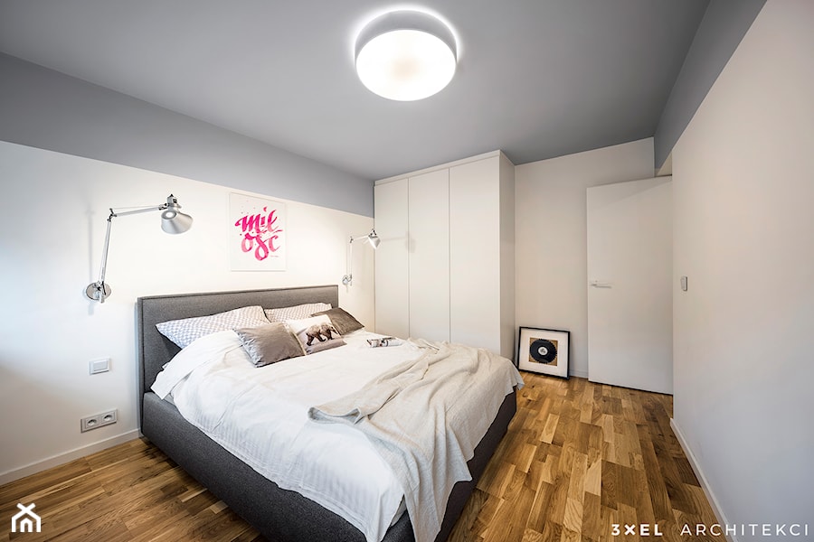 TRIANGLE FLAT - Mała biała szara sypialnia, styl nowoczesny - zdjęcie od 3XEL Architekci