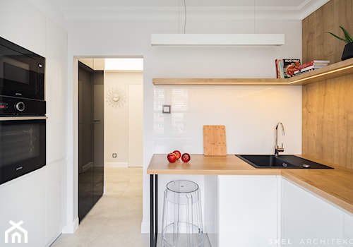 NOWOCZESNY GLAMOUR - Średnia zamknięta biała z zabudowaną lodówką z nablatowym zlewozmywakiem kuchnia w kształcie litery g z oknem, styl minimalistyczny - zdjęcie od 3XEL Architekci