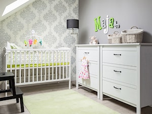 dom//118m//Jasienica - Mały biały szary pokój dziecka dla niemowlaka dla dziewczynki - zdjęcie od totamstudio