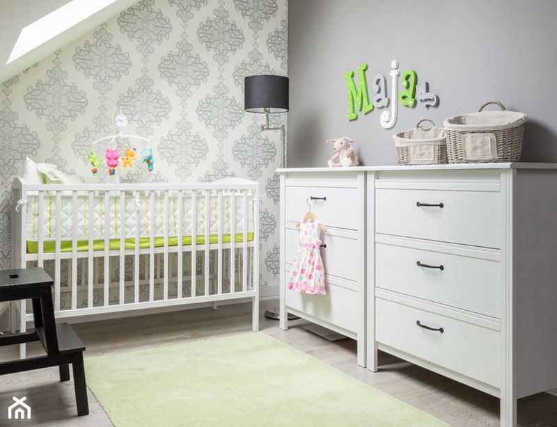 Mały biały szary pokój dziecka dla niemowlaka dla dziewczynki - zdjęcie od totamstudio