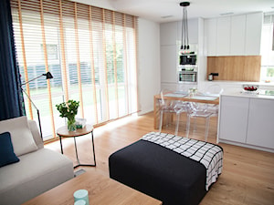 mieszkanie//76m//Bielsko-Biała - Mała otwarta z salonem biała z zabudowaną lodówką kuchnia dwurzędowa z wyspą lub półwyspem z oknem - zdjęcie od totamstudio