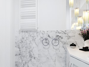 Łazienka z białym marmurem - zdjęcie od Aneta Talarczyk Pracownia Projektowa