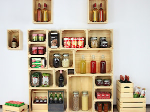 Regał i półki do kuchni lub spiżarni ze skrzynek drewnianych - zdjęcie od Modo24.pl