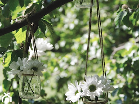 Aranżacje wnętrz - Ogród: Dekoracja ze słoików na Garden Party - Ogród, styl nowoczesny - deckyourwedd.pl. Przeglądaj, dodawaj i zapisuj najlepsze zdjęcia, pomysły i inspiracje designerskie. W bazie mamy już prawie milion fotografii!