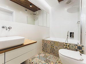 drewno na suficie w łazience - zdjęcie od Buduart Pracownia Architektury Wnętrz