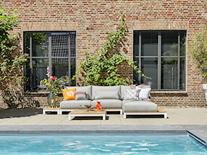 Meble SUNS - Duży ogród za domem z basenem, styl nowoczesny - zdjęcie od Garden Space