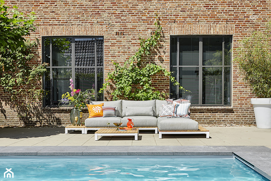 Meble SUNS - Duży z nawierzchnią pokrytą kostką brukową ogród za domem z basenem, styl nowoczesny - zdjęcie od Garden Space