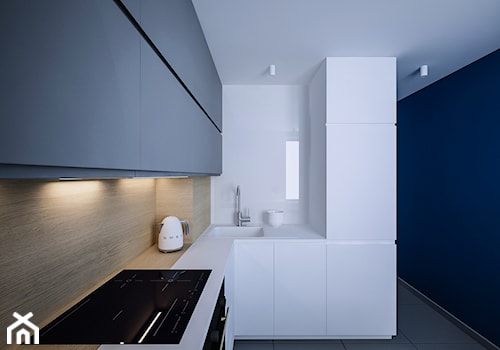 Kurpiowska - Mała średnia zamknięta beżowa biała niebieska z zabudowaną lodówką kuchnia w kształcie litery l, styl minimalistyczny - zdjęcie od ARCHIWYTWÓRNIA Tomek Pytel