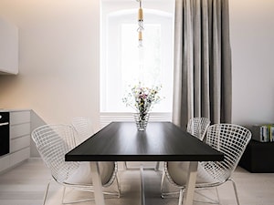 3 MAJA - Średnia biała jadalnia w kuchni, styl skandynawski - zdjęcie od ARCHIWYTWÓRNIA Tomek Pytel